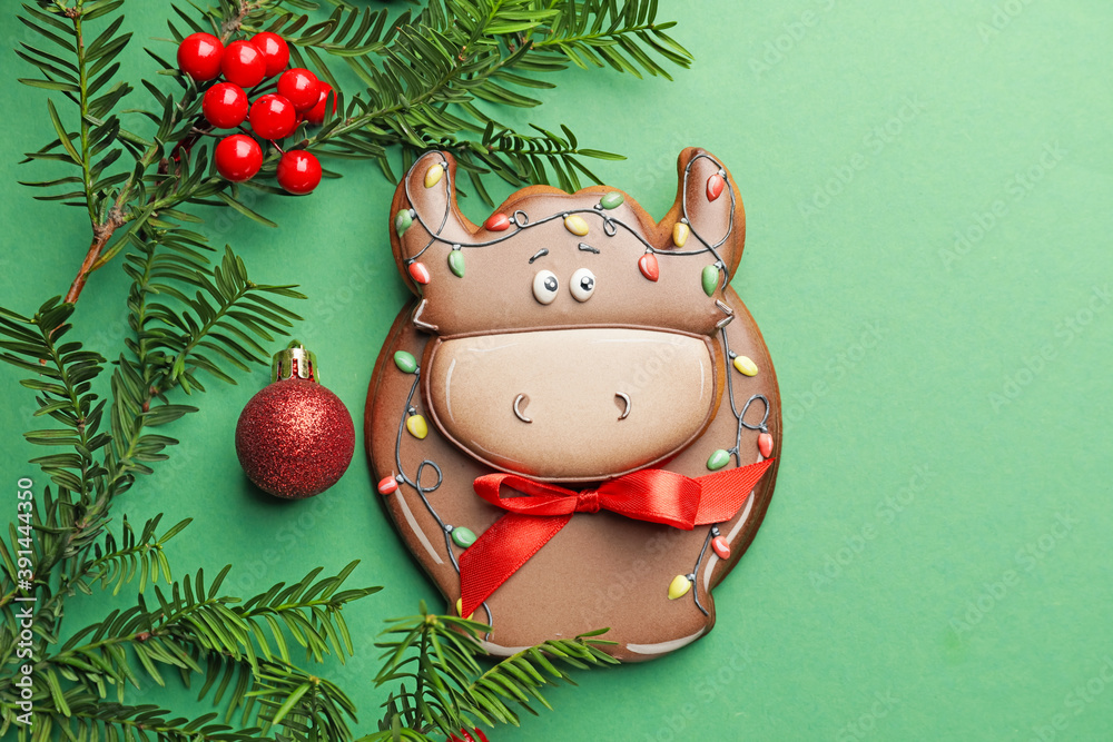 公牛形状的美味饼干和彩色背景的圣诞装饰