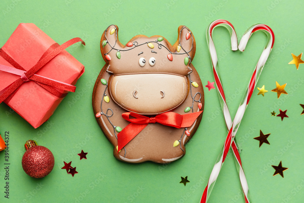 公牛形状的美味饼干和彩色背景的圣诞装饰