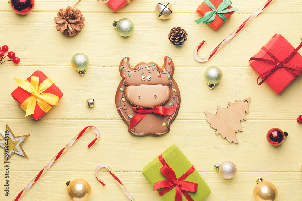 木质背景的公牛形状和圣诞装饰的美味饼干