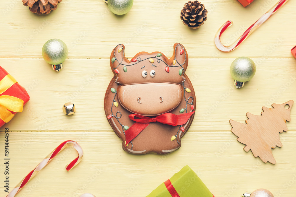 牛形状的美味饼干和木制背景的圣诞装饰