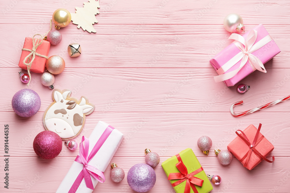 公牛形状的美味饼干，彩色木制背景上的礼物和圣诞装饰