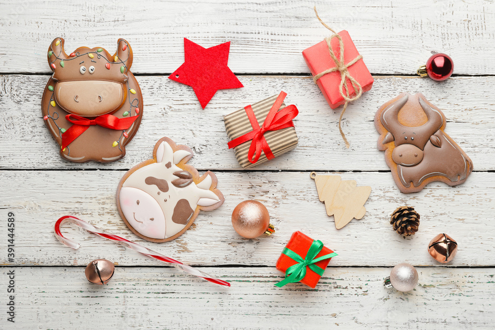 木质背景上的公牛形状和圣诞装饰的美味饼干