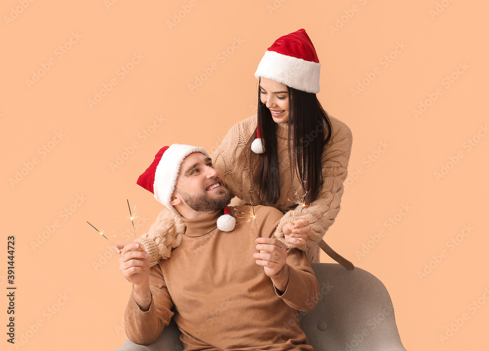 彩色背景圣诞亮片的年轻情侣