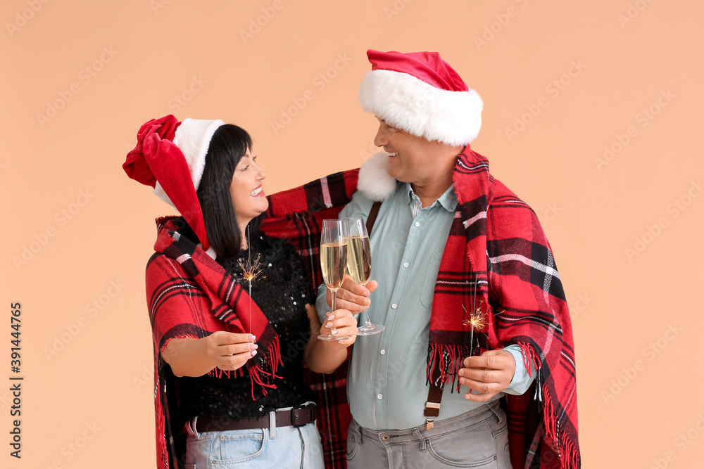 圣诞亮片和香槟色背景的成熟情侣