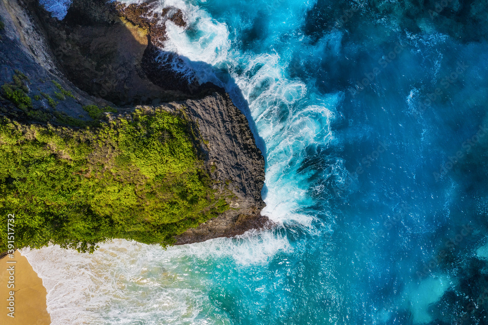从俯视图看，波浪和岩石作为背景。从俯视图来看，蓝色的水背景。夏季海景