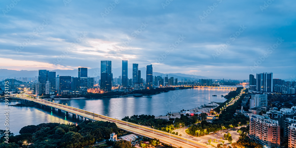 中国福建省福州市闽江沿岸CBD城市的清晨景色