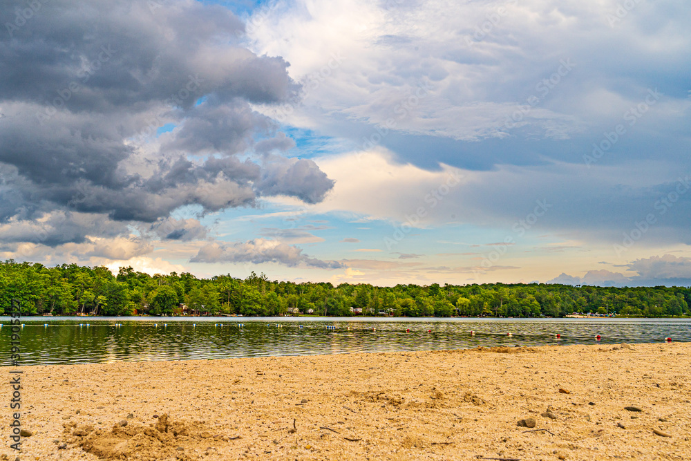 宾夕法尼亚州古尔兹伯勒鹰湖上空的蓝天和云朵