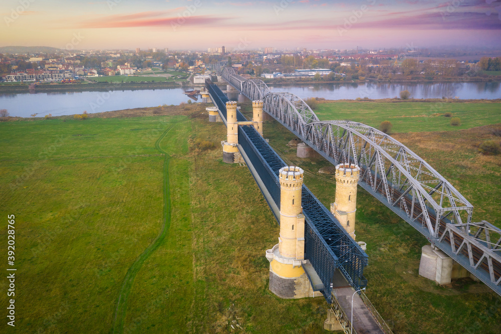 波兰切沃维斯瓦河和铁路桥的空中景观