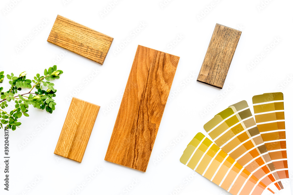 一套厨房台面和木制橱柜样品，颜色方案。俯视图