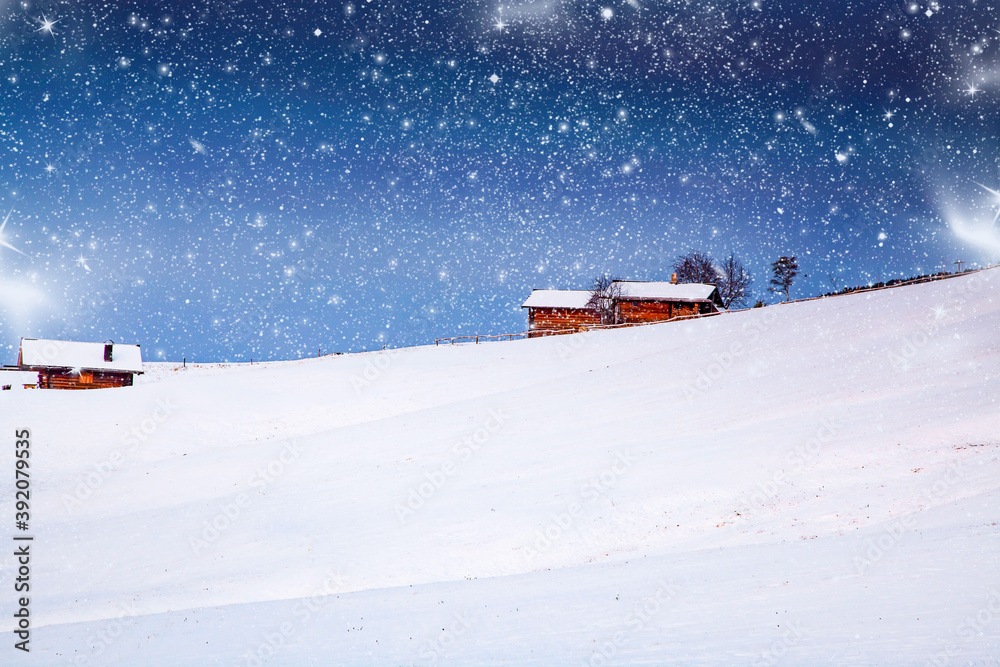 令人惊叹的冬季景观，日出时阿尔卑斯山有雪。意大利多洛米蒂-寒假d