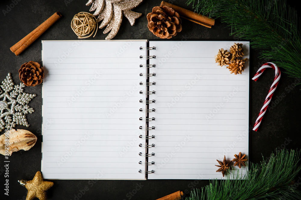 黑色桌子上的节日圣诞相框卡和复古空白打开的书本笔记，空白复制空间f