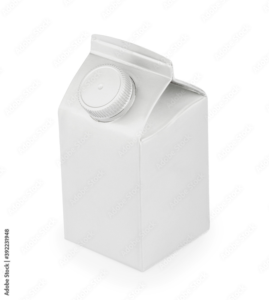 白色背景上隔离的空白牛奶或果汁包装。摄影。剪辑路径