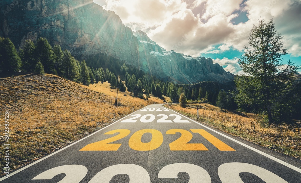 2021新年公路旅行旅行与未来愿景。以公路为先导的自然景观