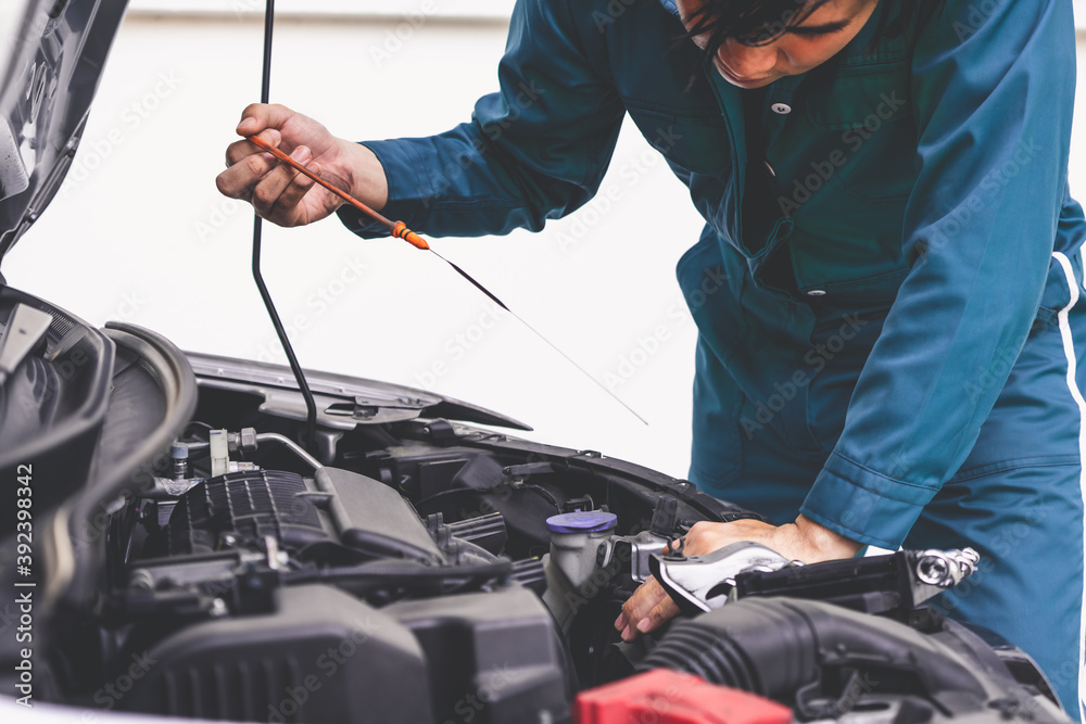 在汽车修理厂提供汽车维修和保养服务的专业技工。汽车服务