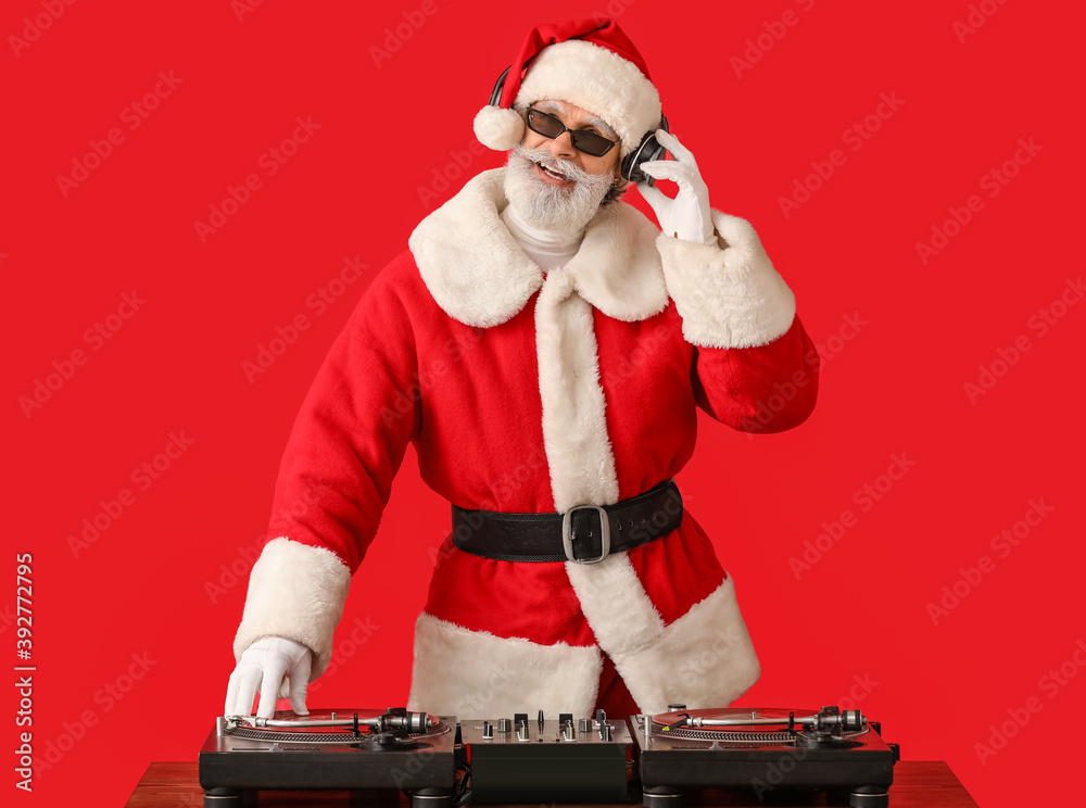 酷酷的圣诞老人DJ在彩色背景上播放音乐