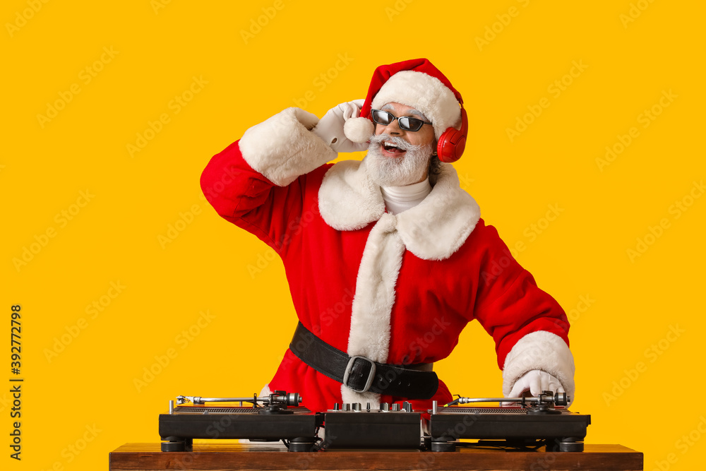 酷圣诞老人DJ在彩色背景上播放音乐