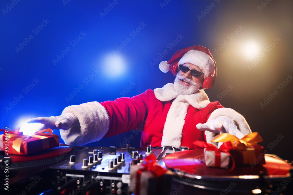 酷圣诞老人DJ在俱乐部演奏音乐