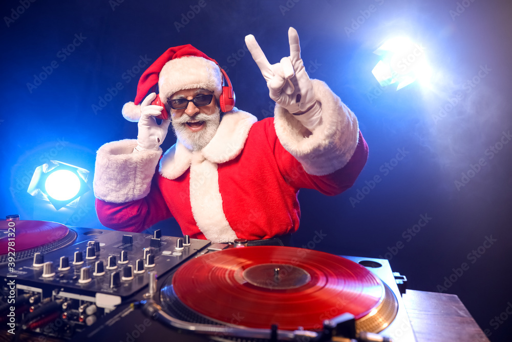 酷圣诞老人DJ在俱乐部演奏音乐