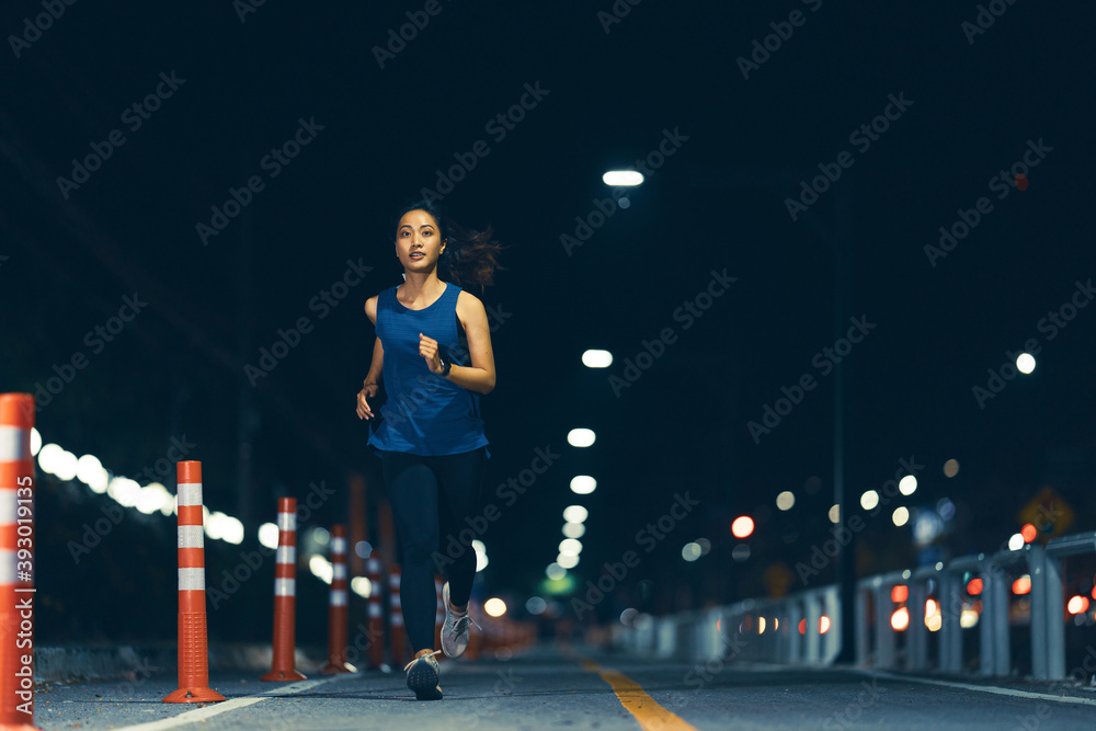 亚洲女子夜间跑步练习