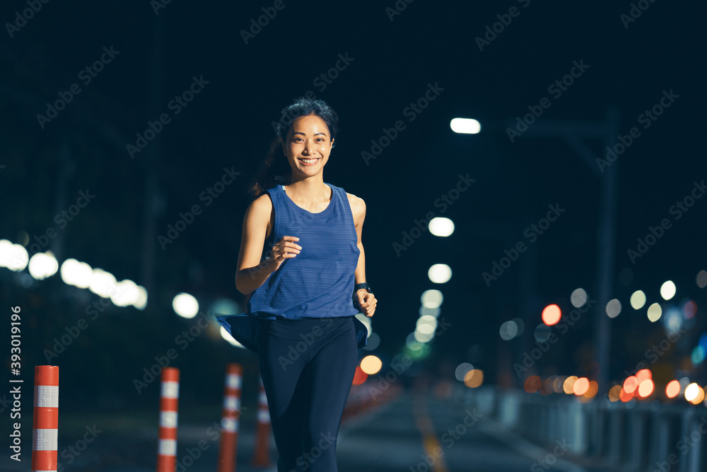 亚洲女子夜间跑步练习
