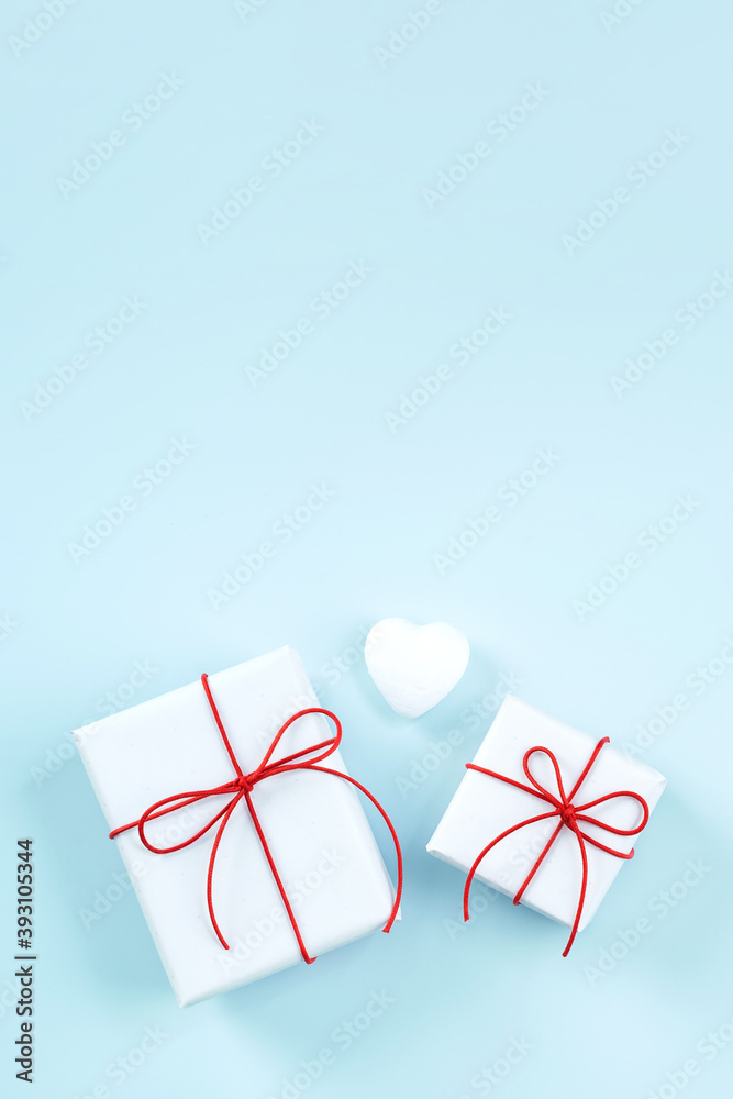 情人节贺卡设计理念-亮蓝色背景的礼盒俯视图。