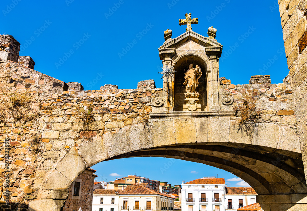 Arco de la Estrella，西班牙卡塞雷斯防御墙的正门