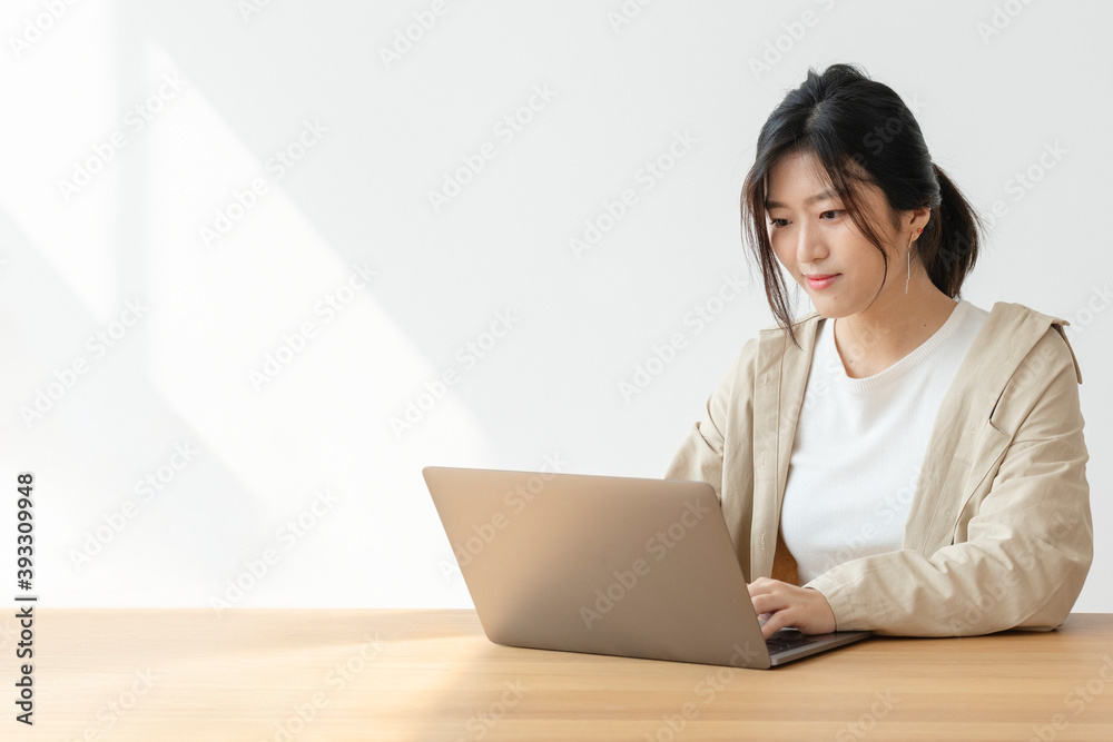 在家使用笔记本电脑的亚洲女性