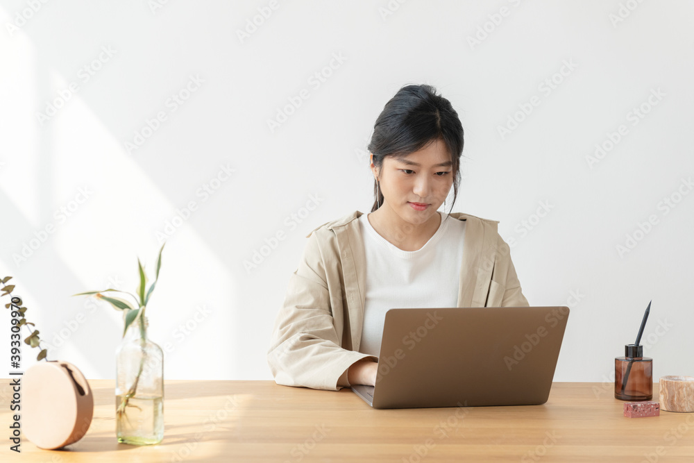 亚洲女性在家使用笔记本电脑
