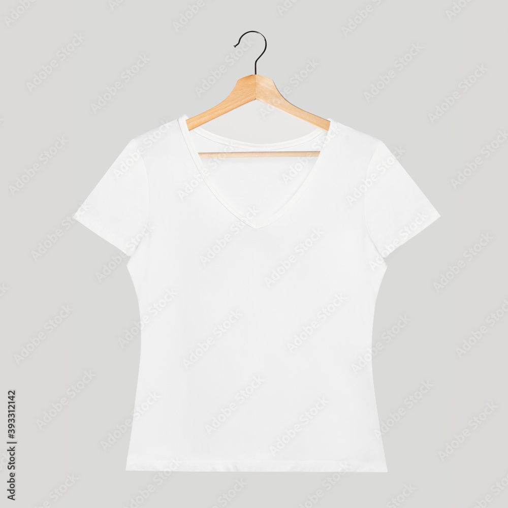 木制衣架上的简单白色v领t恤模型