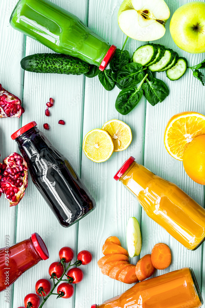 瓶装健康有机果汁，用于健身、节食和排毒，绿色木质背景俯视模型