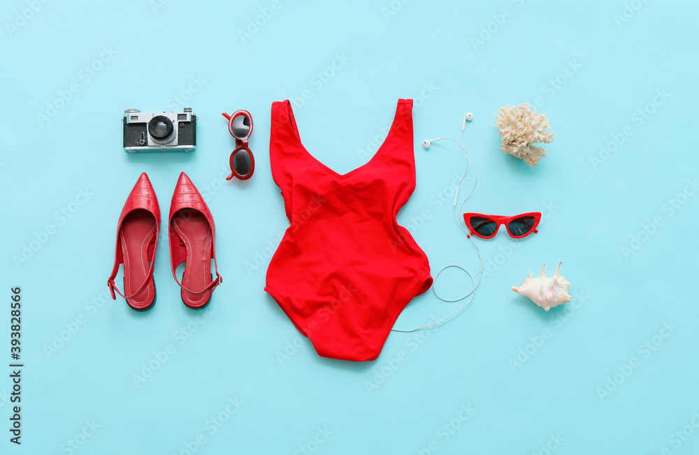 彩色背景的女性沙滩服和配饰
