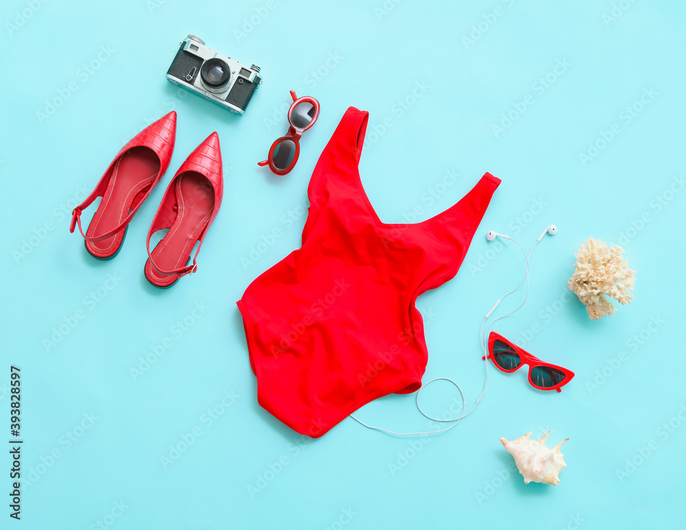 彩色背景的女性沙滩服和配饰