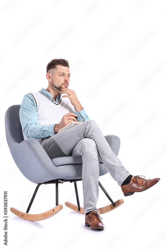 坐在白底扶手椅上的男性心理学家