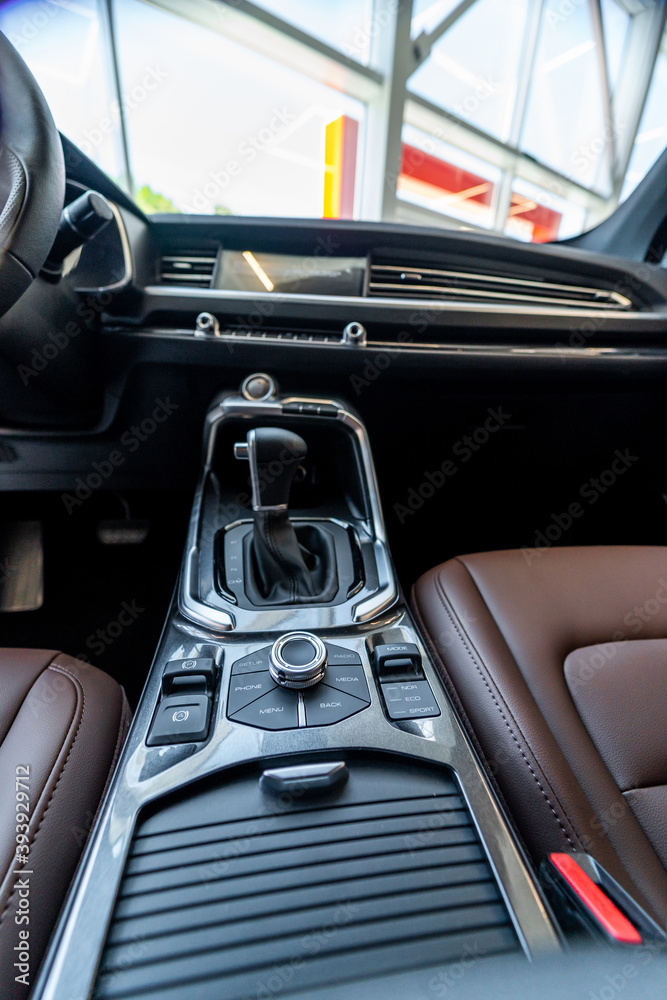 显示仪表板的现代汽车内部视图。调谐。豪华汽车。特写。