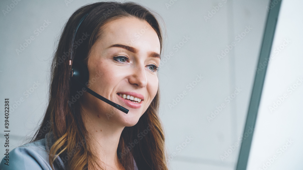 戴着耳机在办公室工作以支持远程客户或同事的商务人士。致电cent