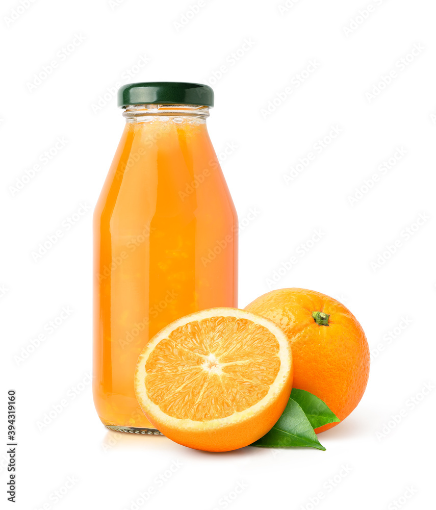 100%天然橙汁，在白色背景下分离出囊状和橙色果实。