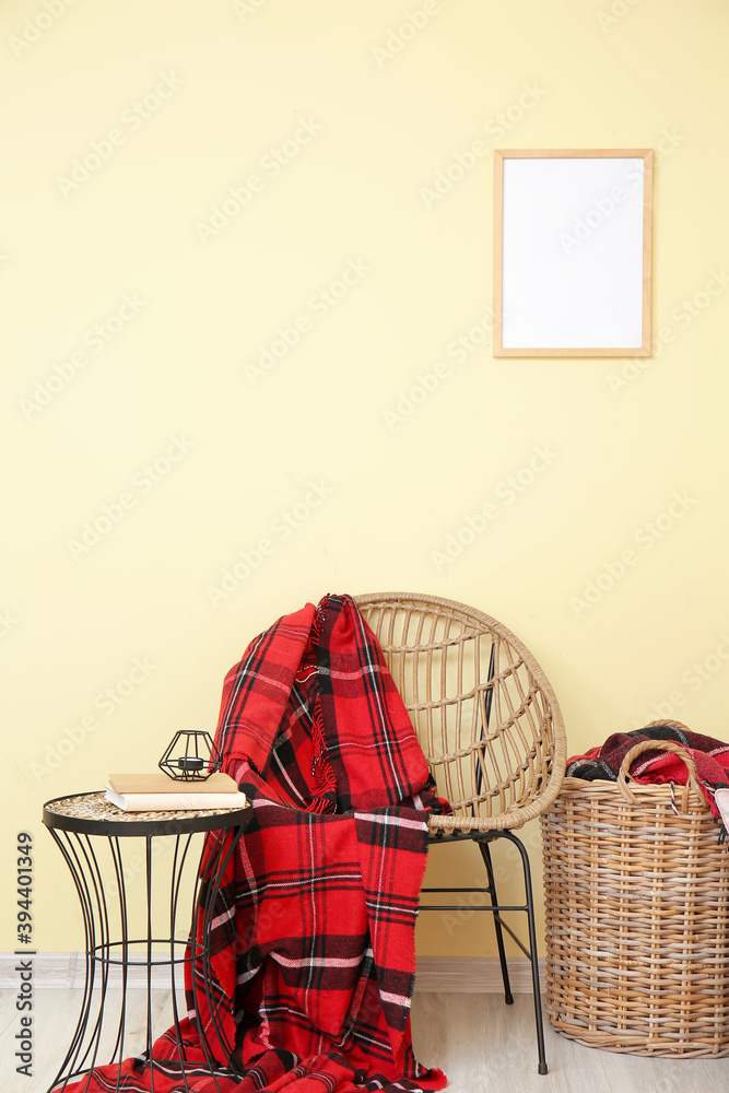 柳条家具和篮子，靠近彩色墙的格子