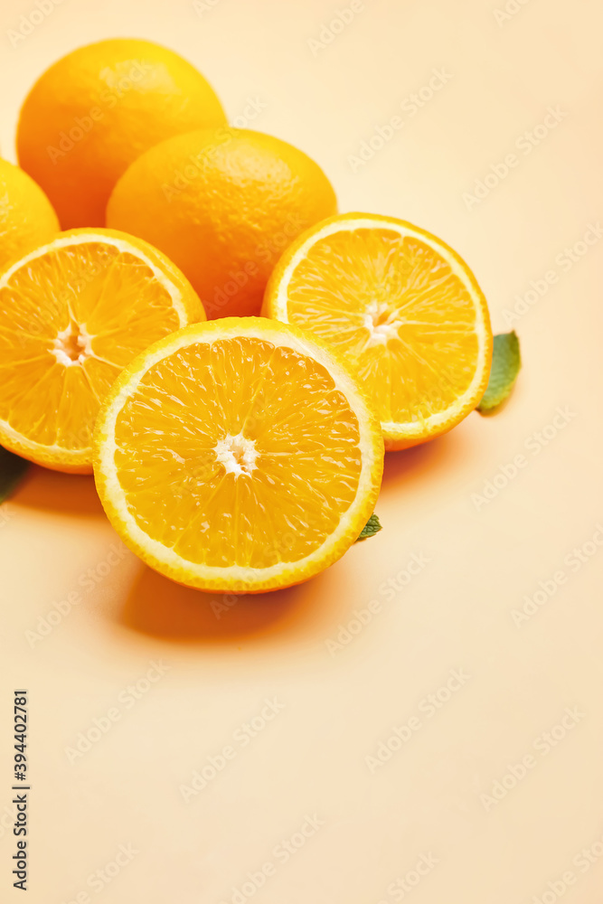 彩色背景上的多汁橙色水果