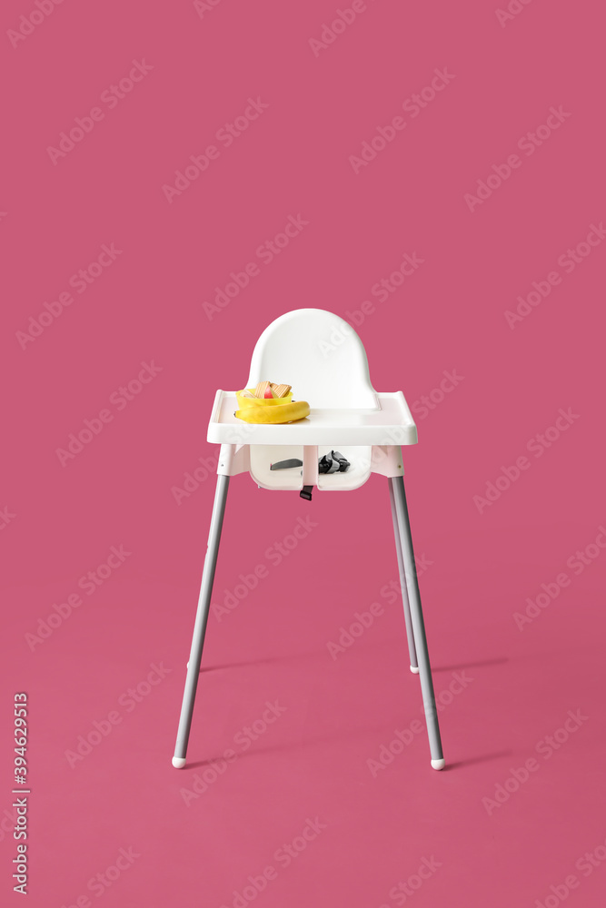 彩色背景带食物的婴儿高脚椅