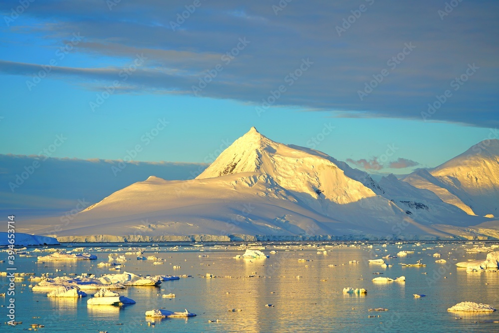 海边的冰山和散落在海上的冰。在蓝天下，它们都反射着阳光，sho