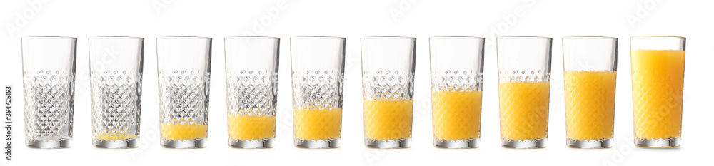白底上有不同数量橙汁的玻璃杯
