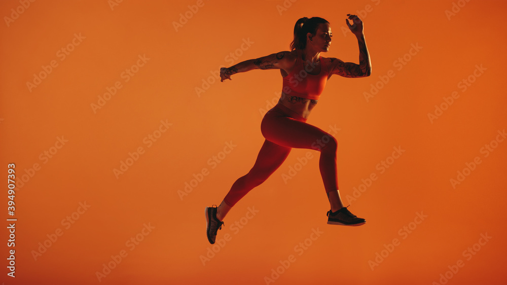 适合在橙色背景下跑步的女性