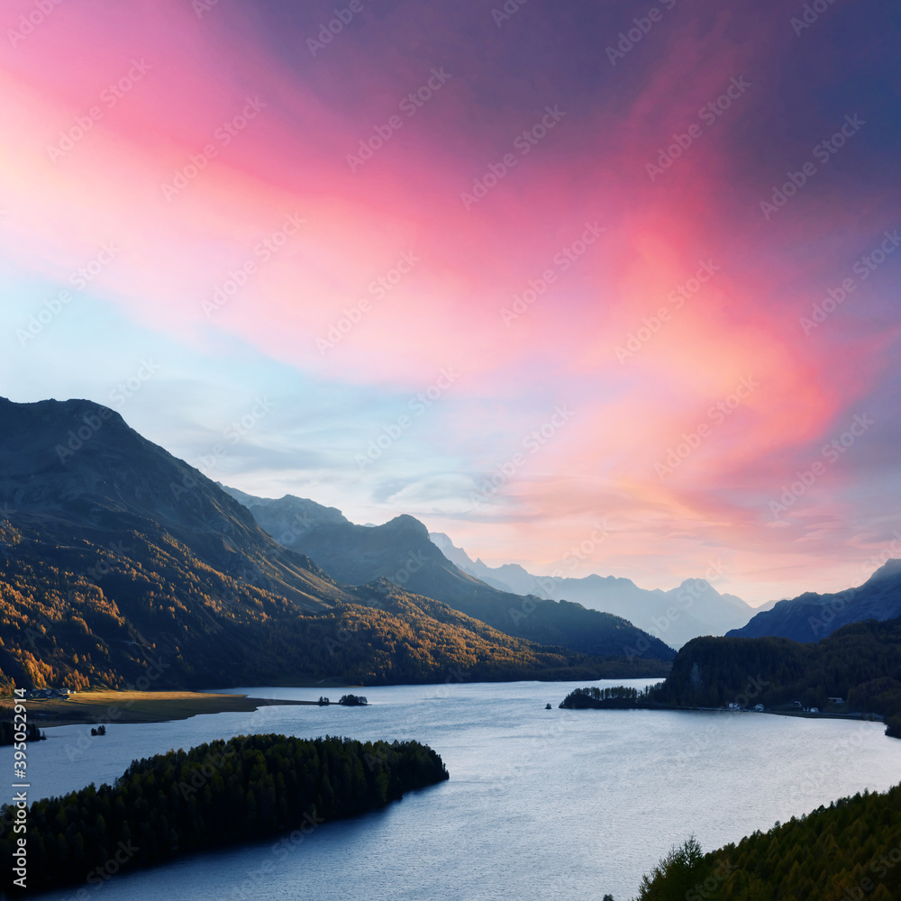 鸟瞰瑞士阿尔卑斯山脉的西尔斯湖（西尔斯湖）秋天的景色。色彩斑斓的森林和橙色的太阳光