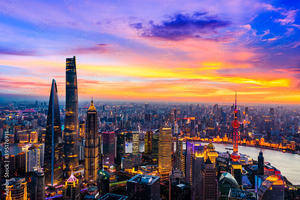 夜间鸟瞰上海天际线和城市景观，中国。