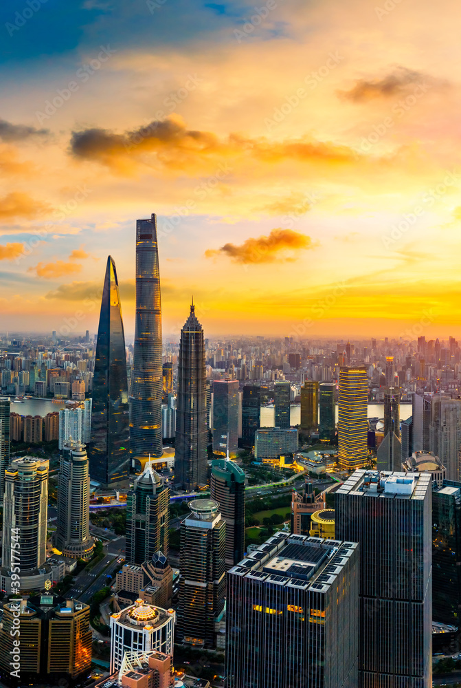 日落时上海天际线和城市景观的鸟瞰图，中国。