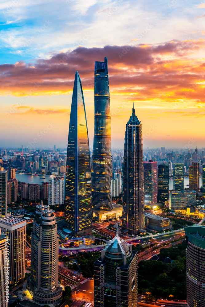 日落时分的上海天际线和城市景观鸟瞰图，中国。