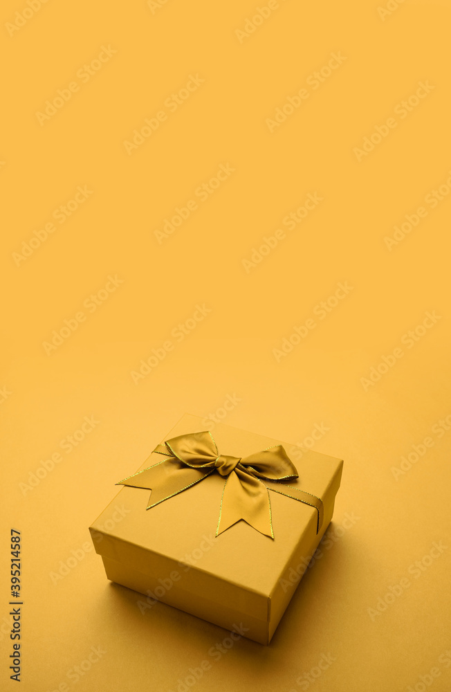 金黄色精致节日礼盒