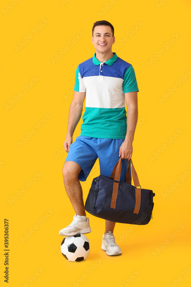 彩色背景带足球和包的足球运动员