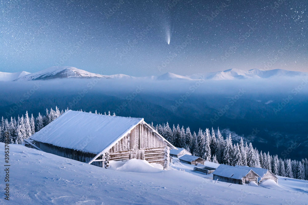 雪山木屋的奇妙冬季景观。彗星和雪湾的星空
