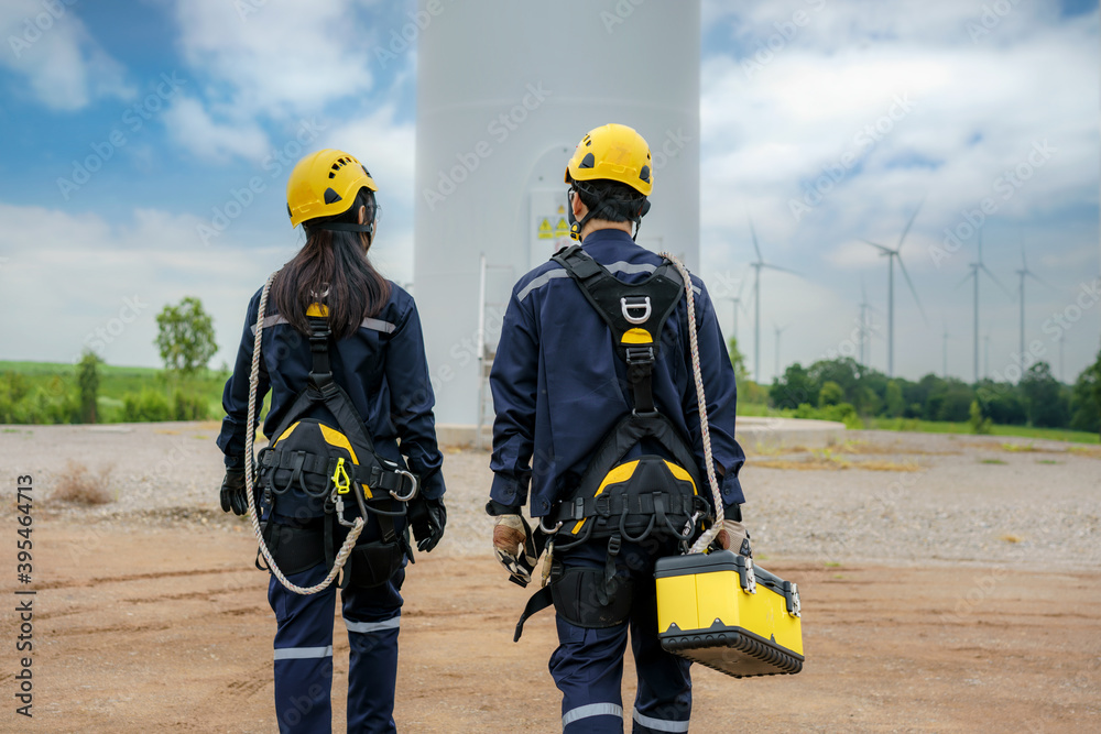 亚洲男女检验工程师准备并进行风力涡轮机安全检查